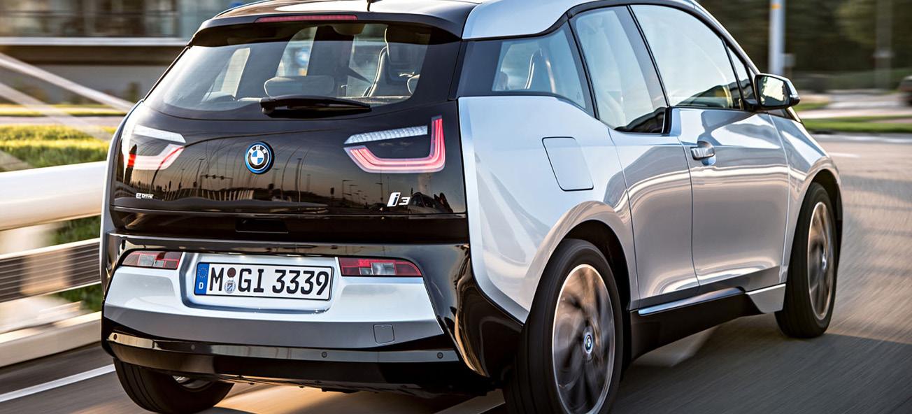BMW i3 kör på vägen (AI text)