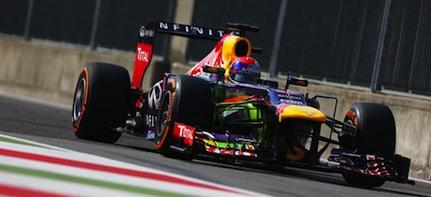 Rött Bull-racingbil kör på en bana. (AI text)