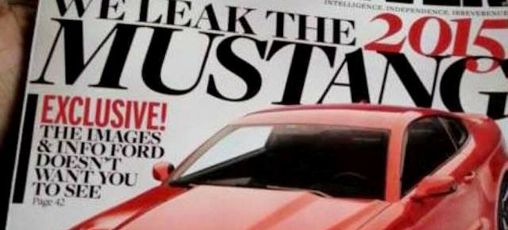 En kvinna håller en tidning och en bil. (AI text)