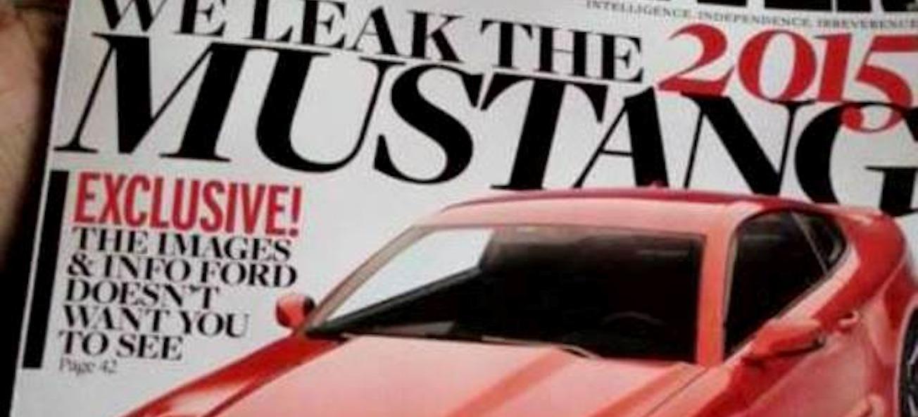 En kvinna håller en tidning och en bil. (AI text)