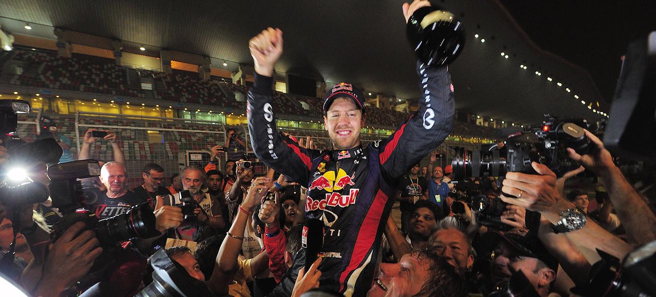 En racebilförare firar efter att ha vunnit loppet. (AI text)