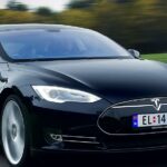En Tesla Model S kör nerför vägen. (AI text)