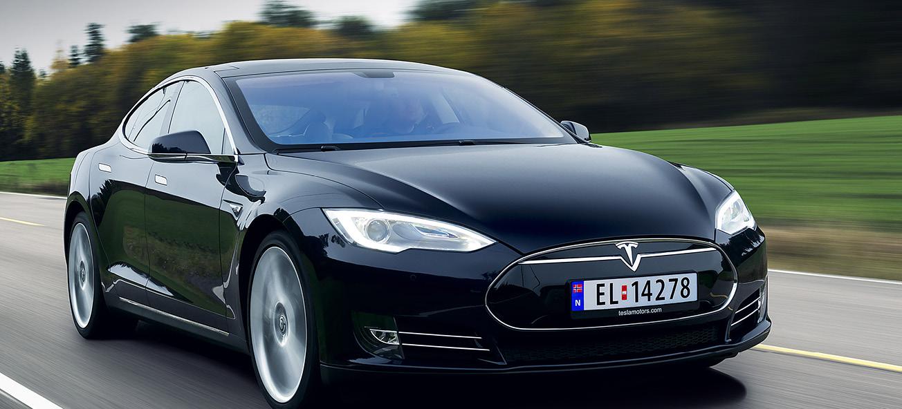En Tesla Model S kör nerför vägen. (AI text)