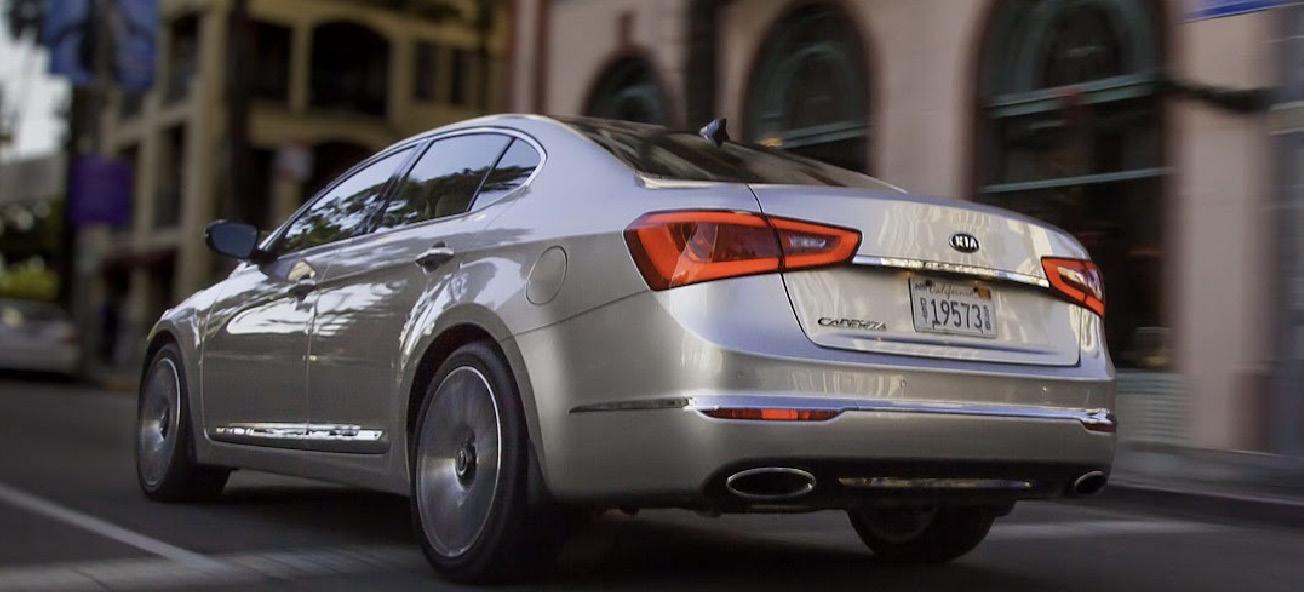 En silverfärgad sedan kör nerför en stadsgata. (AI text)