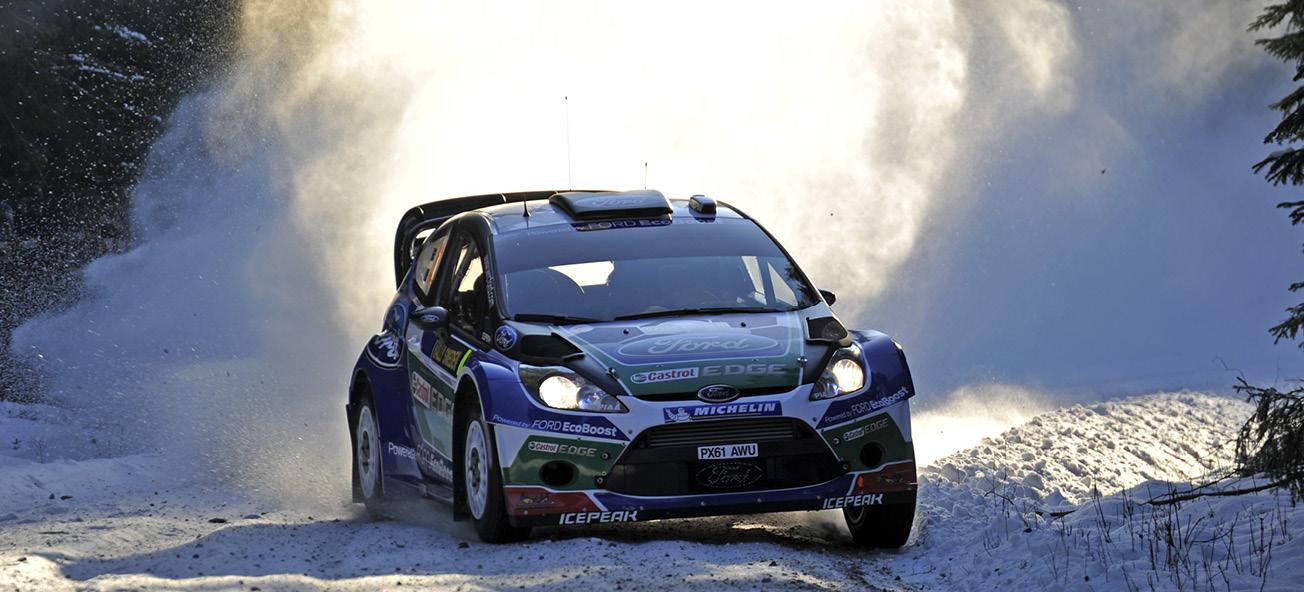 En rallybil kör genom en skog. (AI text)