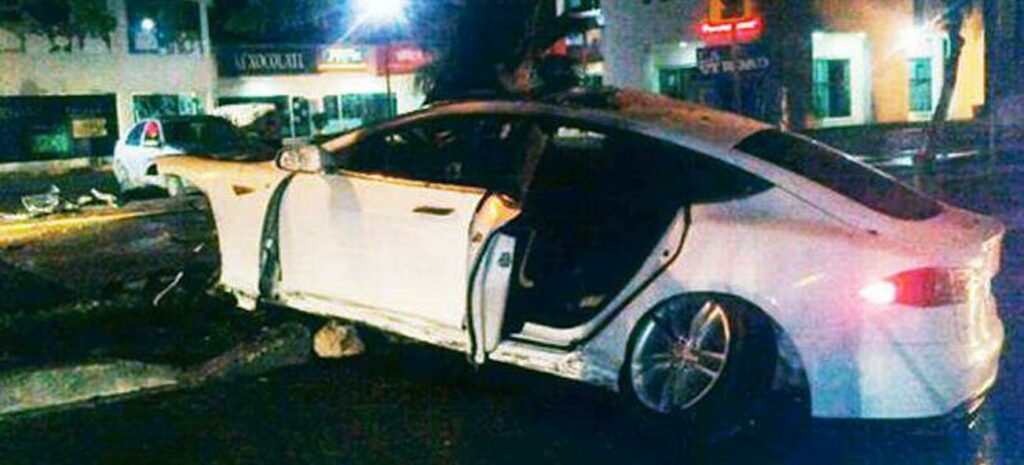 En vit bil står parkerad vid sidan av vägen. (AI text)