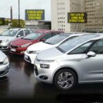 En omslag med en bil i bakgrunden (AI text)