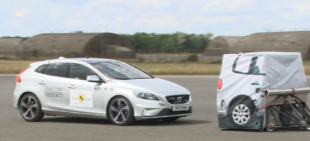 En person kör en Volvo V40 EV. (AI text)