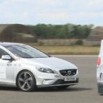 En person kör en Volvo V40 EV. (AI text)