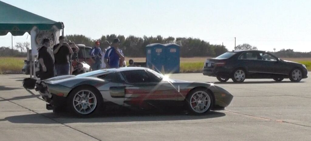 En racebil står parkerad på en bana. (AI text)