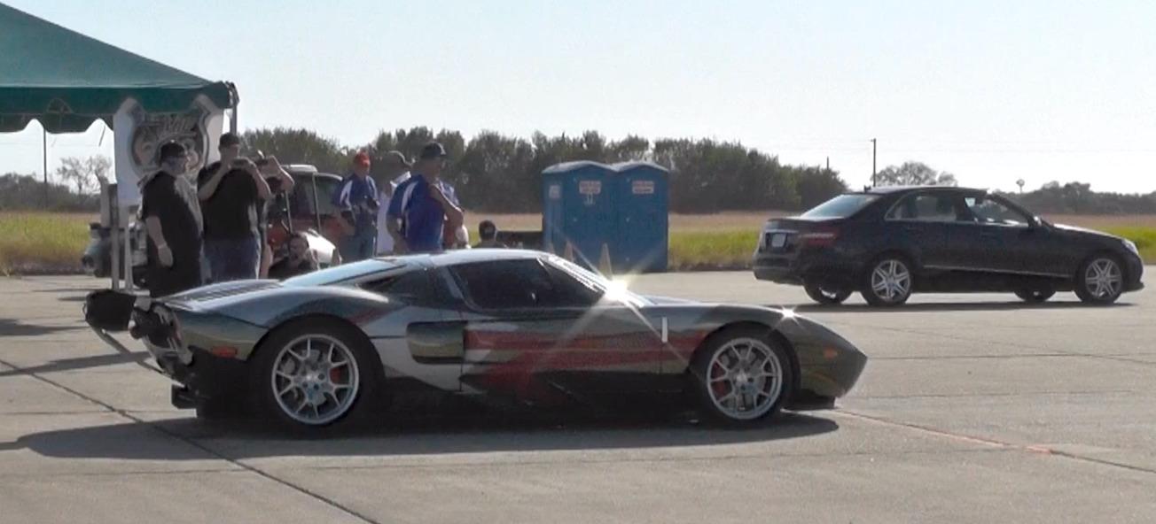 En racebil står parkerad på en bana. (AI text)