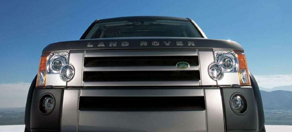 En Land Rover Defender parkerad på en backe. (AI text)