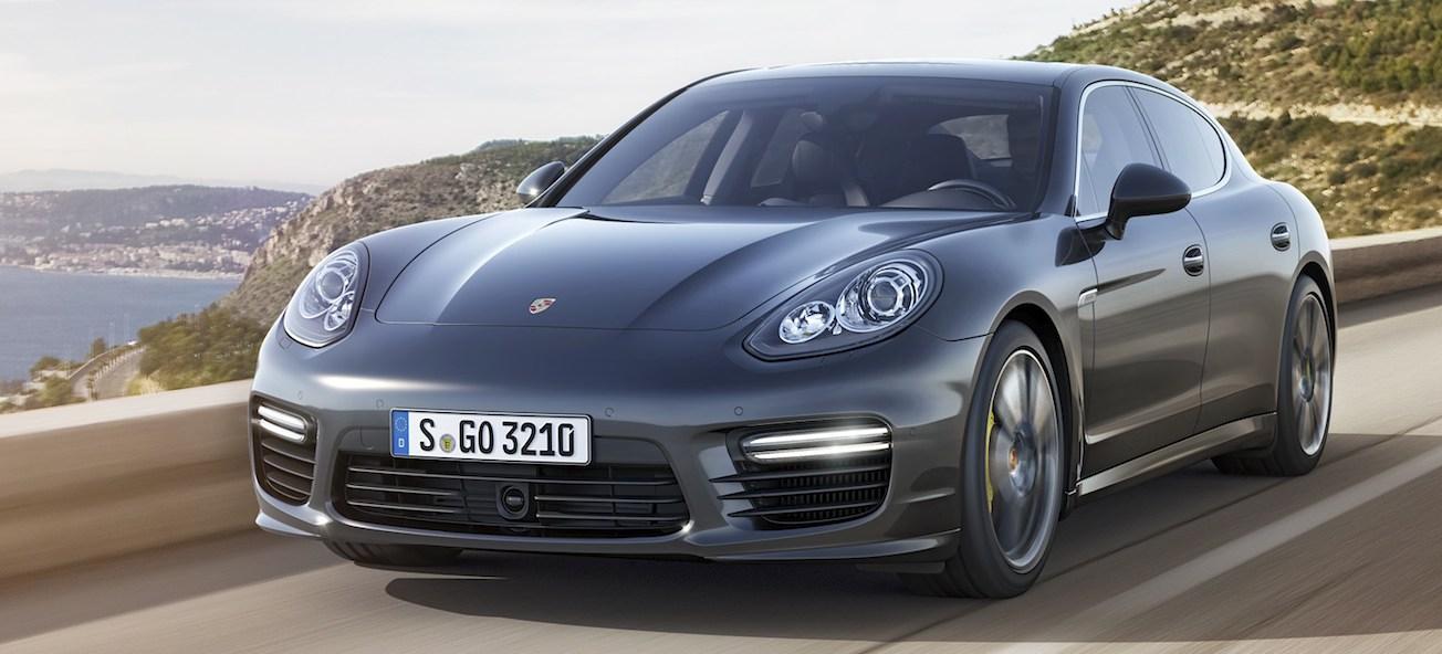 Porsche Panamera kör nerför vägen. (AI text)