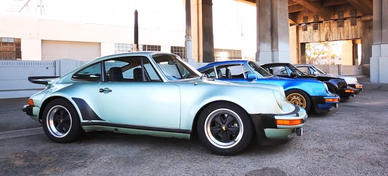 En grupp vintage Porsche bilar parkerade framför ett byggnad. (AI text)