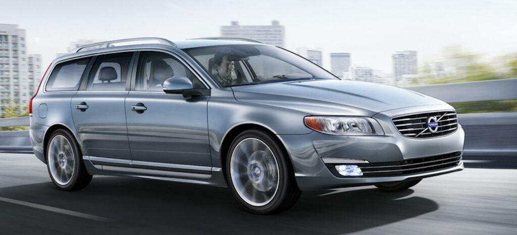 Volvo V90 vagn kör längs vägen. (AI text)