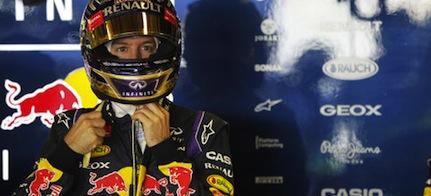 Red Bull-föraren och en mekaniker i en verkstad (AI text)