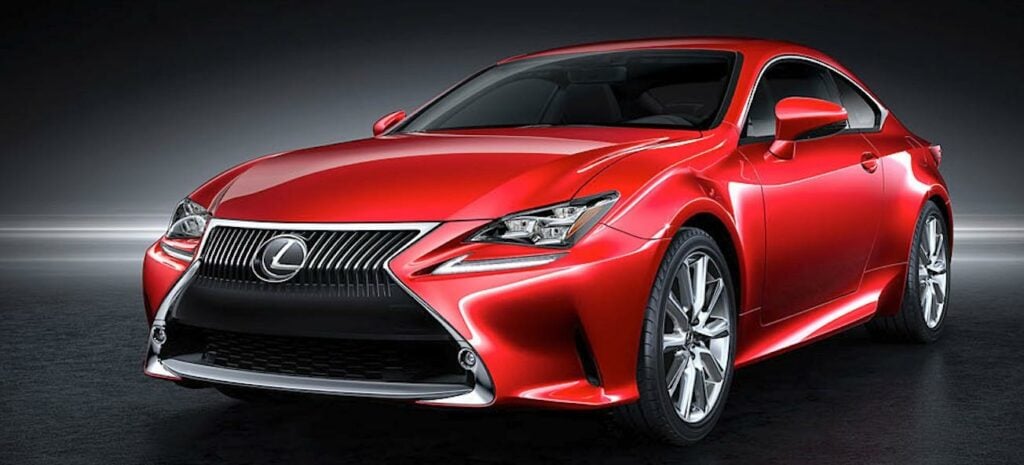 En röd Lexus RC F Sport Coupé i en mörk rum. (AI text)