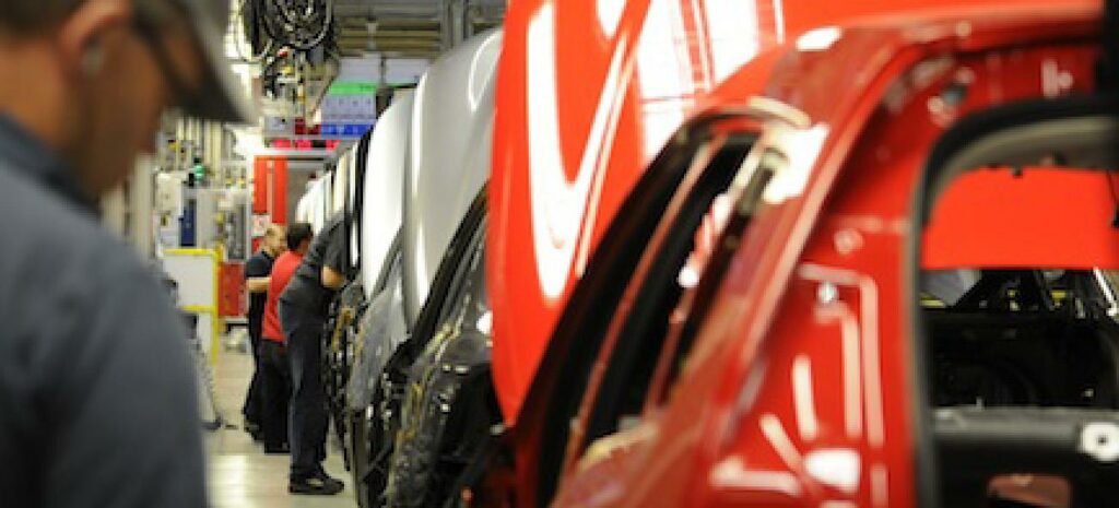 En bil sätts ihop i en fabrik. (AI text)