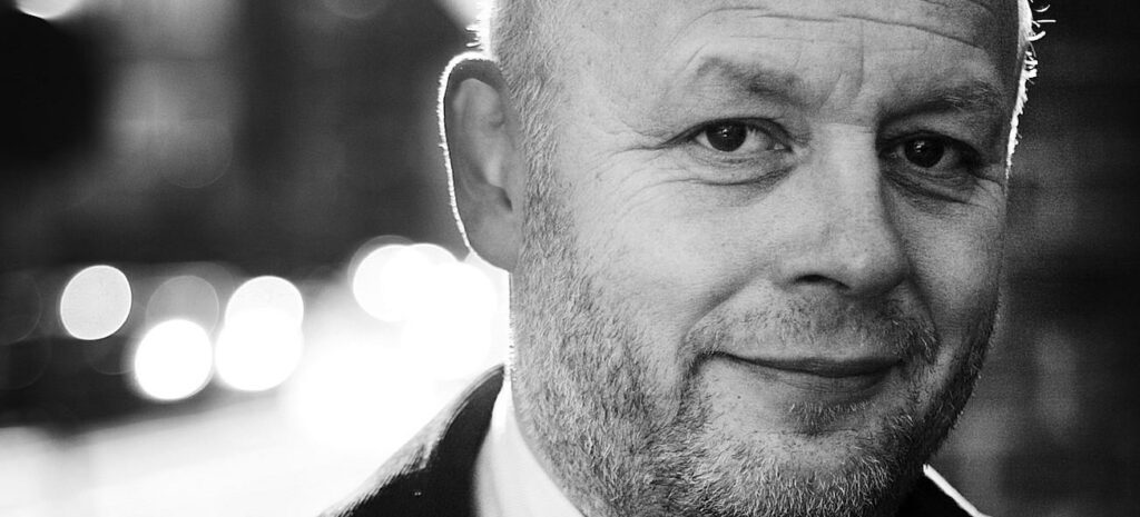 En man i kostym och slips (AI text)