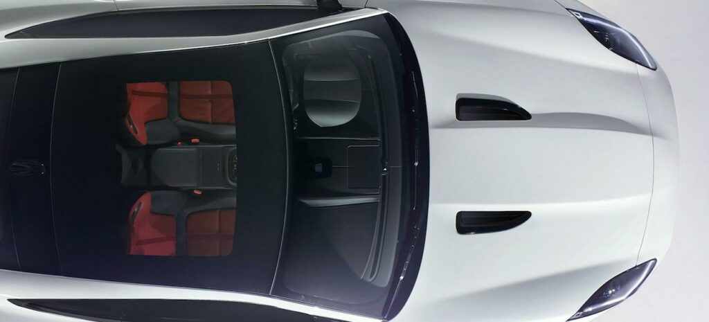 sportbilens hood i vit färg (AI text)