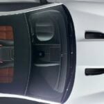 sportbilens hood i vit färg (AI text)