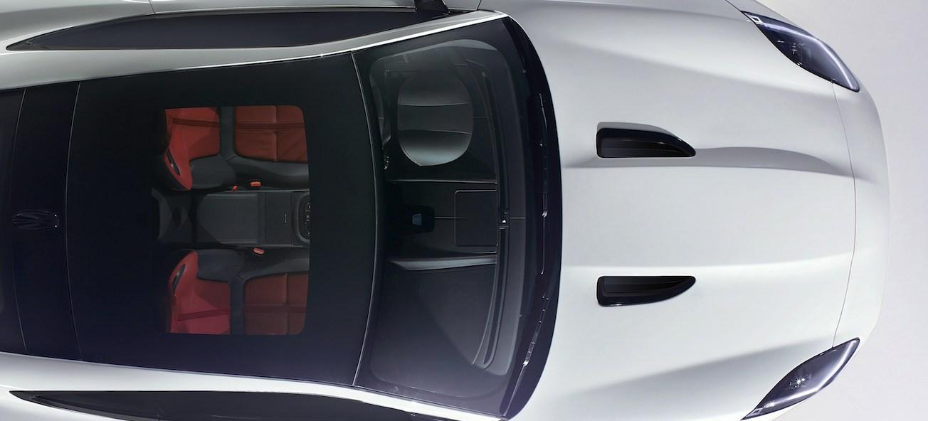 sportbilens hood i vit färg (AI text)