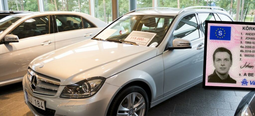 En bilställning med en Mercedes-Benz C-klass och ett körkort. (AI text)