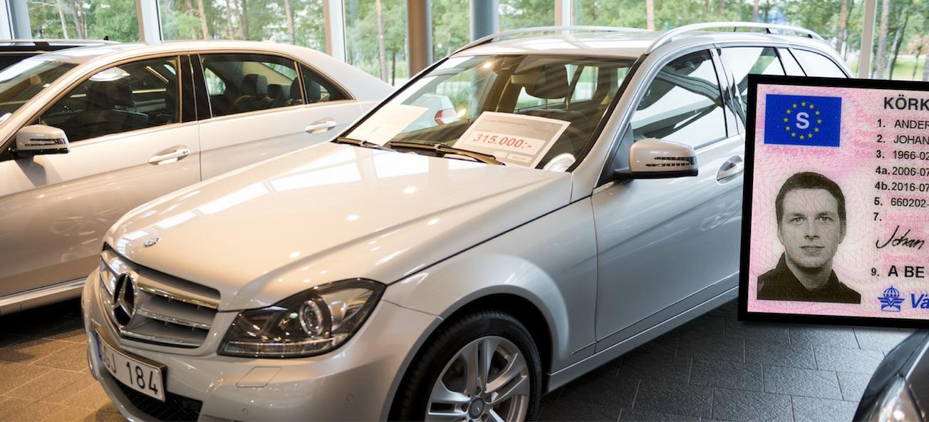 En bilställning med en Mercedes-Benz C-klass och ett körkort. (AI text)