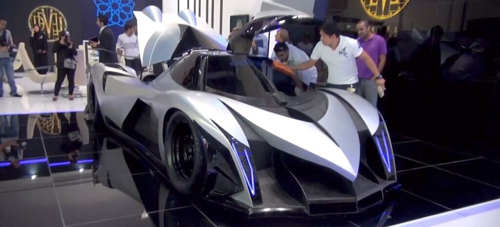En framtida bil visas upp på den kinesiska bilutställningen. (AI text)