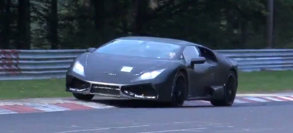 En Lamborghini Huracán upptäcker en racingbil på en racerbana. (AI text)