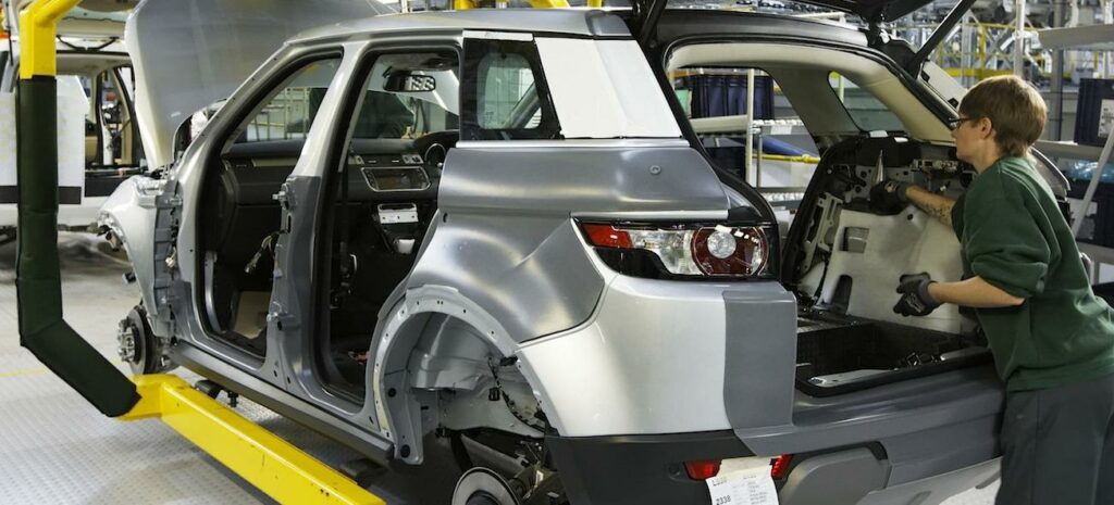 En bil sätts ihop i en fabrik. (AI text)