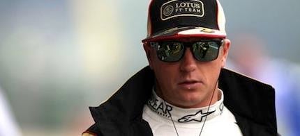 En racerförare i hjälm och solglasögon (AI text)