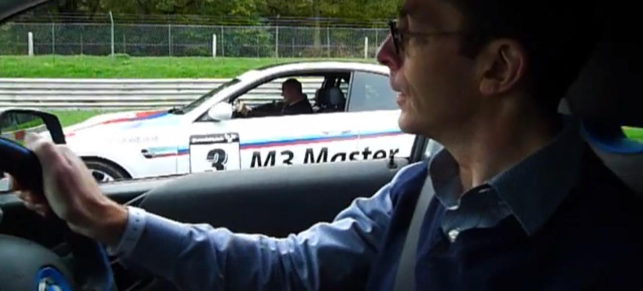 En man kör en bil. (AI text)