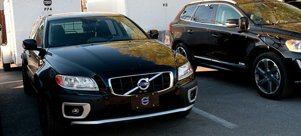 En grupp bilar står parkerade i en parkeringsplats. (AI text)