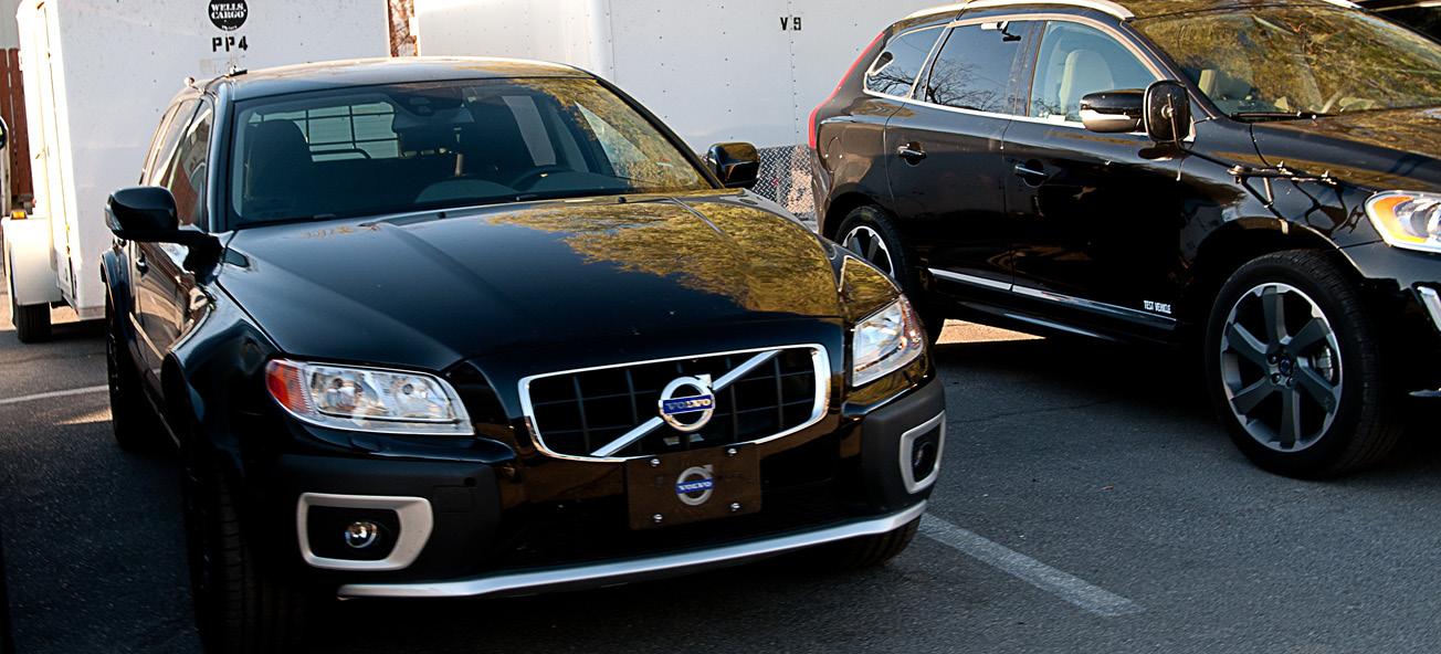 En grupp bilar står parkerade i en parkeringsplats. (AI text)