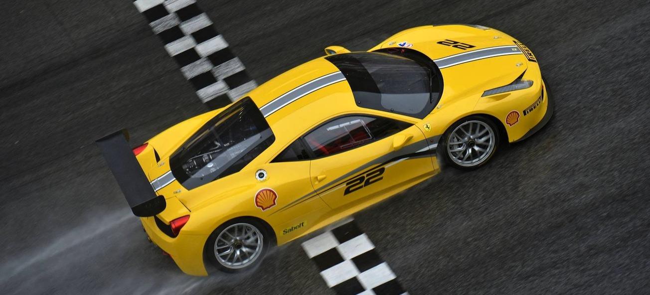 En gul Ferrari-sportbil kör på en bana. (AI text)