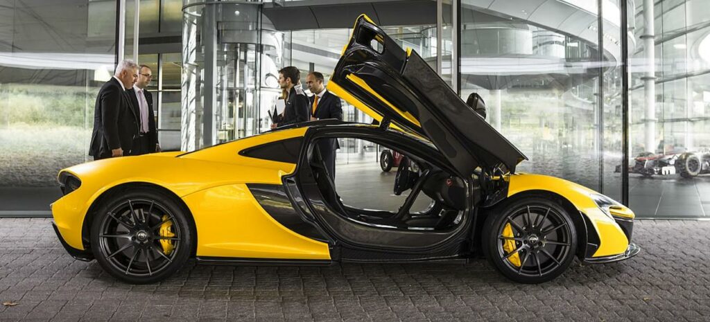 En gul McLaren (AI text)