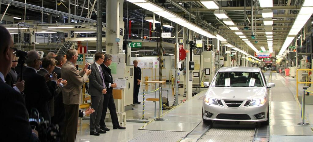 personer står i en fabrik (AI text)