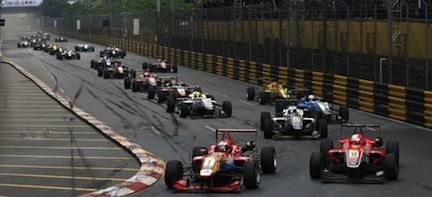 En racebil kör nerför banan. (AI text)