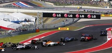 En racebil kör nedför en bana. (AI text)