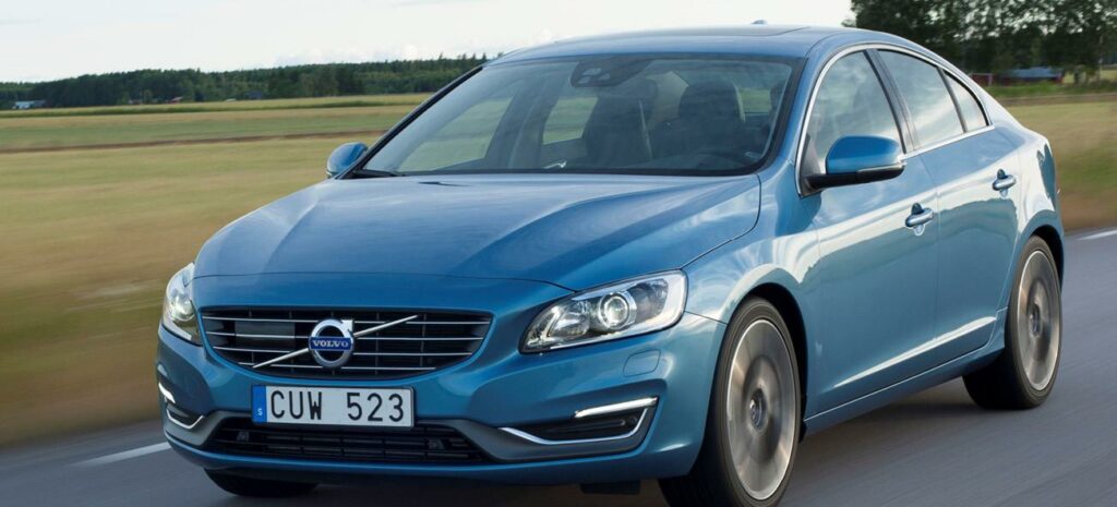 Volvo S60 kör längs vägen. (AI text)