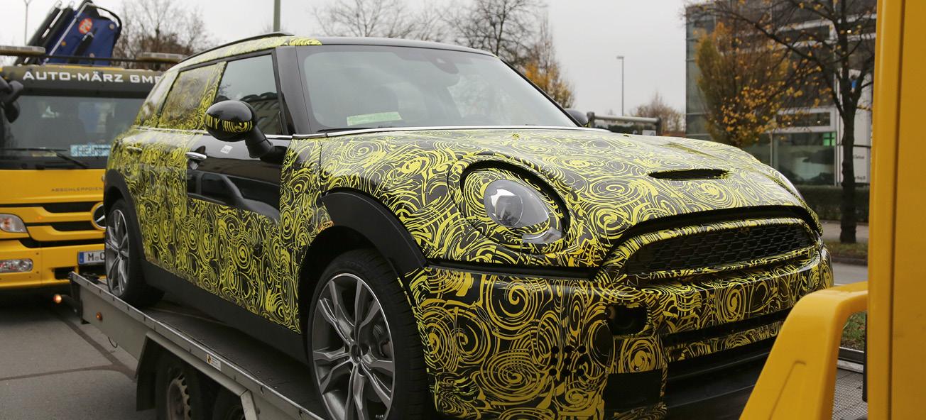 En Mini Cooper S upptäcktes på en flaklastbil. (AI text)