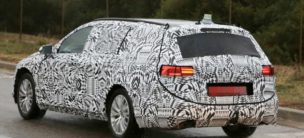 Den nya VW C3 SUV ses köra längs vägen. (AI text)