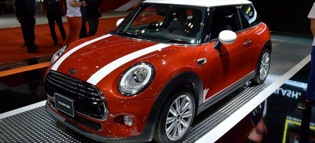 En Mini Cooper S utställd på bilsalongen (AI text)