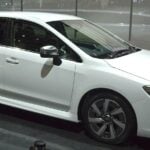 En vit Subaru WRX STI visas på bilutställningen. (AI text)