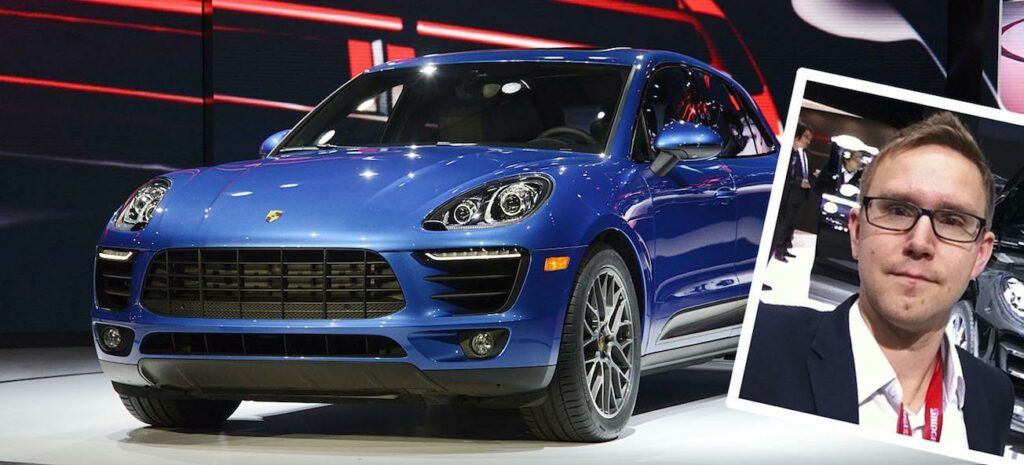 En man och en kvinna står bredvid en bil. (AI text)