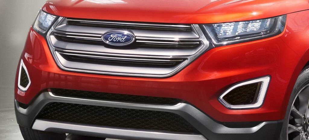 Den nya ford edge-terrängbil visas i en studioscen. (AI text)