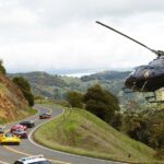 En helikopter flyger över en bergsväg. (AI text)