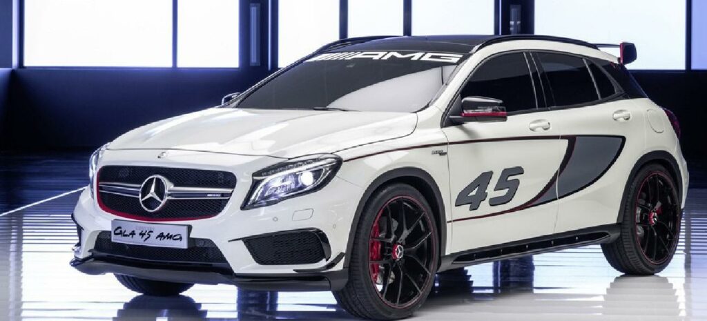 Mercedes-Benz GLA SUV utställd i en showroom. (AI text)