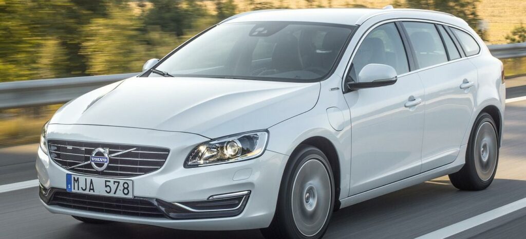 Volvo V60 kör längs vägen. (AI text)